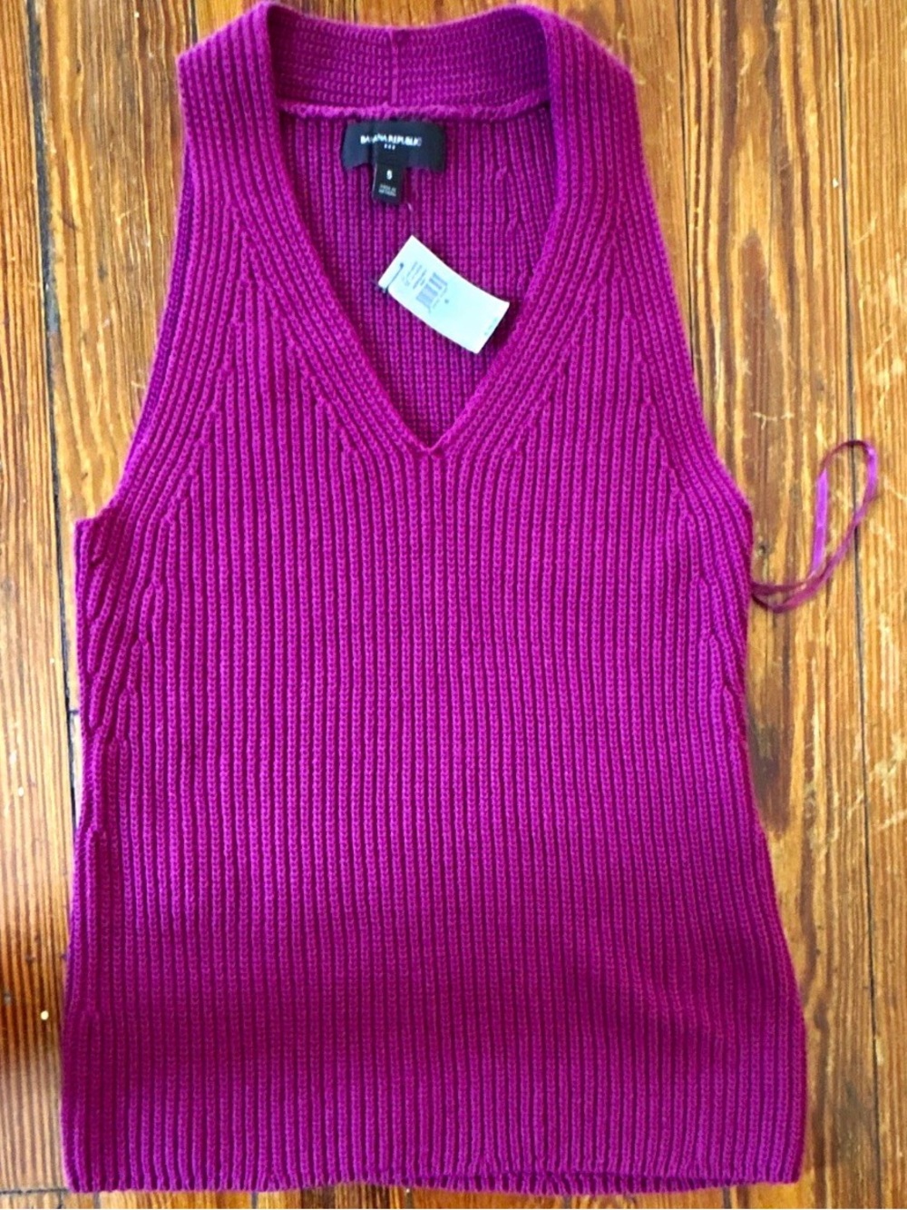 Banana Republic Fuchsia Ribbed V‑Neck Knit Tank